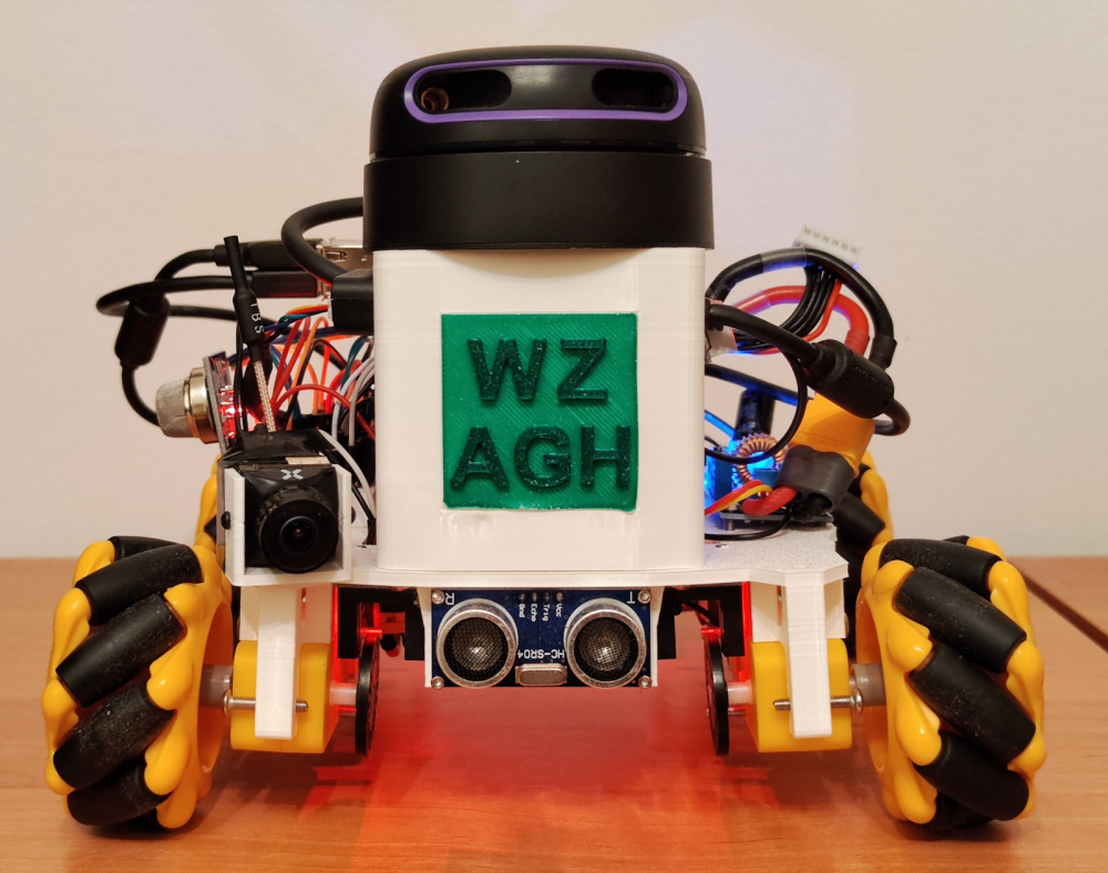 Robot autonomiczny stoi frontem do obiektywu
