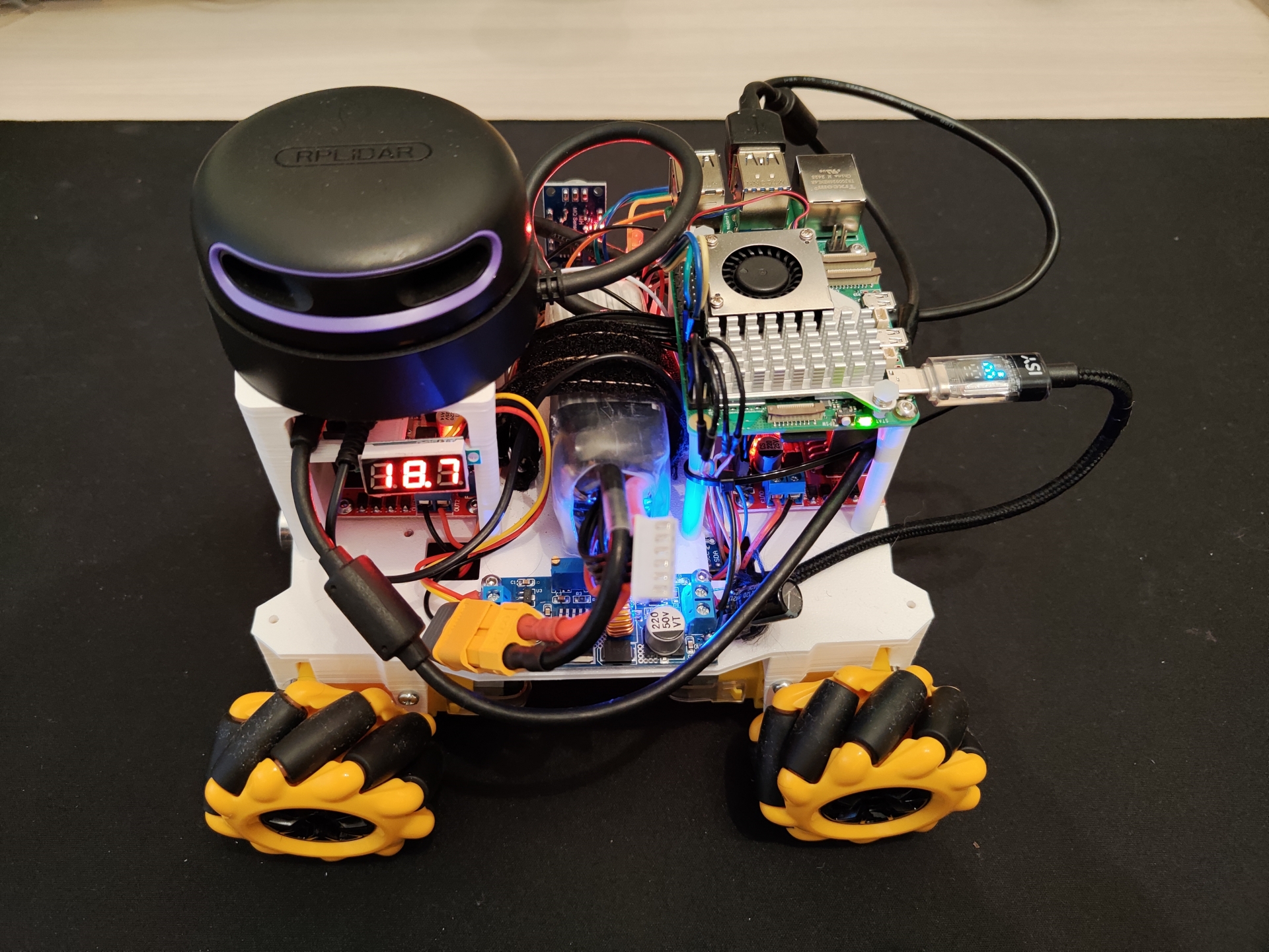 Robot autonomiczny stoi bokiem